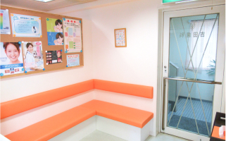 福岡市大手門の「吉田歯科医院」の待合室1